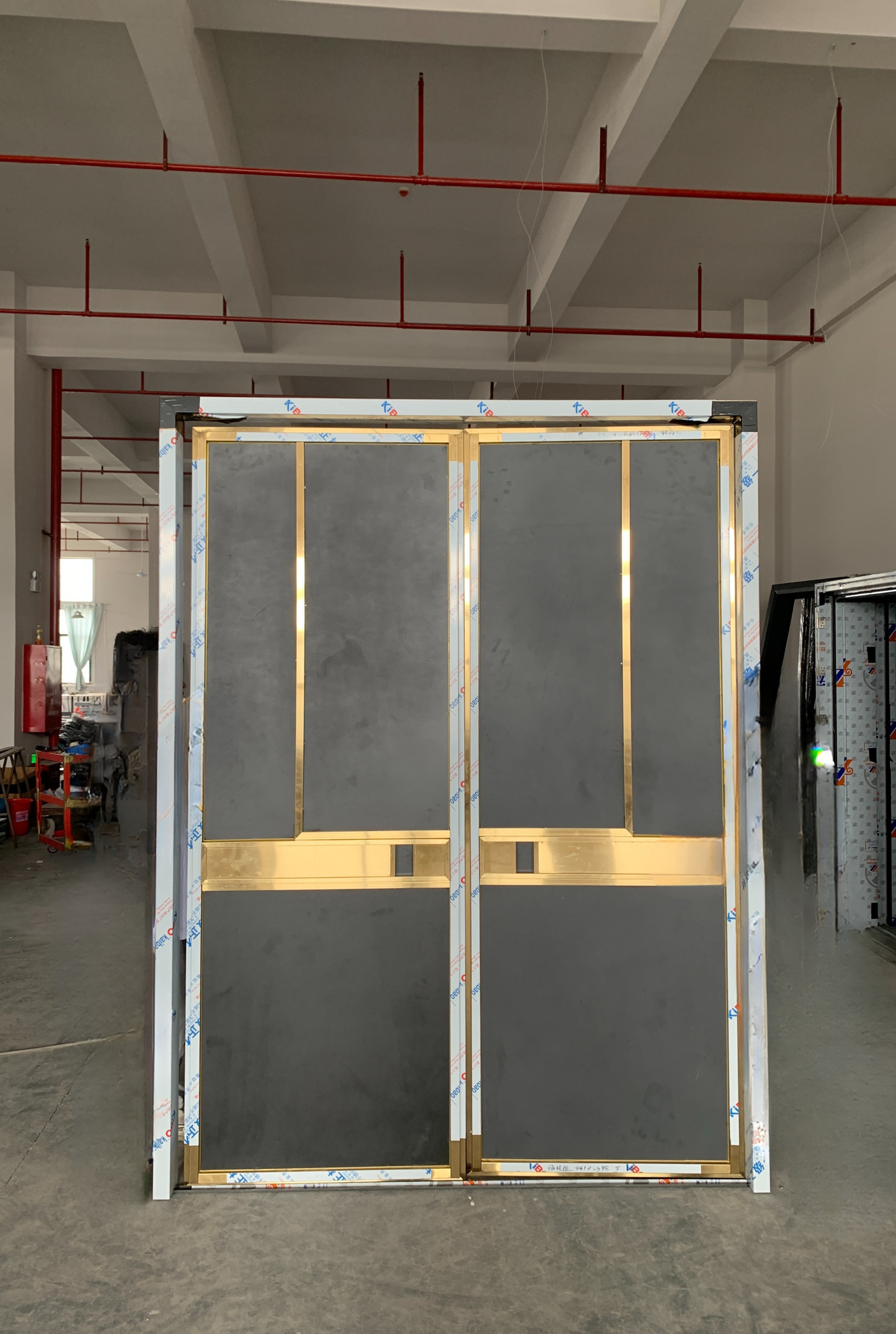 Double-panel soundproof door in matte black with minimalist gold trim – Elegant and noise-reducing